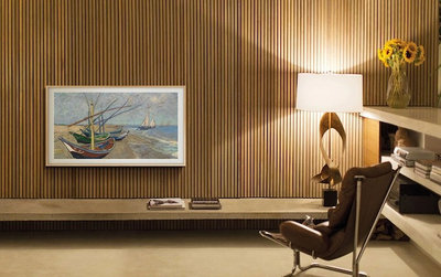 Vincent van Goghs Vissersboten op het strand van Les Saintes-Maries-de-la-Mer op een Samsung televisie