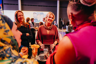 Koningin Máxima en Marjolein Moorman in gesprek met initiatiefnemers van projecten in het jubileumjaar, waaronder Manon Moussa-Roodenburg (links in de hoek), projectleider van Ik ben Jo!. Foto: Laura Siliquini