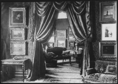 Photo of the interior of the art dealer Goupil & Cie in The Hague, c. 1900