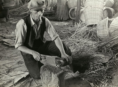 Bezembinder, St. Willebrord (Noord-Brabant) 1934. Foto: Nationaal Archief/Collectie Spaarnestad/Wiel van der Randen