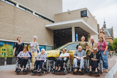 Elderly residents from care organisation Cordaan and their carers next to a Hyundai electric car in front of the Van Gogh Museum. Photo: Jelle Draper