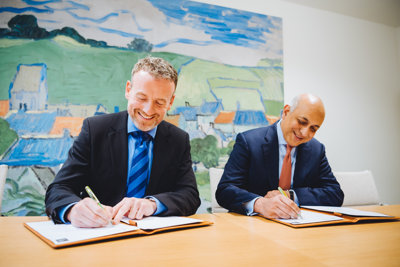 Van links naar rechts: Axel Rüger (directeur Van Gogh Museum) en Karl Guha (voorzitter Raad van Bestuur van Van Lanschot Kempen). Fotocredits: Jelle Draper