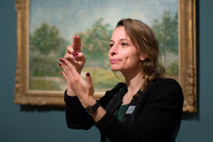 Een gebarenrondleider in het museum