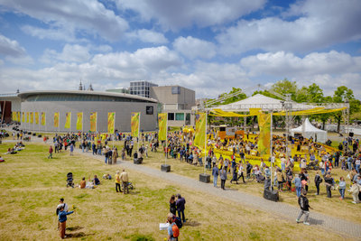 Sunflower Art Festival op Museumplein, t.g.v 50-jarig jubileum Van Gogh Museum op 2 juni 2023. Foto: XSAGA