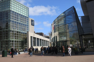 Museumplein 6 met hoofdingang, restaurant en kantoren van het Van Gogh Museum