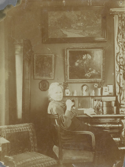 Jo van Gogh-Bonger at her writing desk in the sitting room of Koninginneweg 77 in Amsterdam