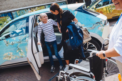 Residents and carers from care institution Cordaan travelled to the Van Gogh Museum in Hyundai electric cars. Photo Jelle Draper