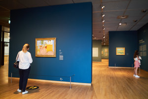 Een vrouw kijkt naar het schilderij De slaapkamer van Vincent van Gogh in de vaste collectie van het museum. Foto: Tomek Dersu Aaron