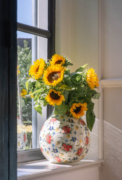 Zonnebloemen in een vaas met bloemendecor uit de Bunzlau Castle x Van Gogh Museum collectie