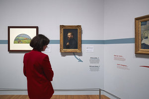 Visitor in the exhibition 'Choosing Vincent' (2023), photo: Michael Floor