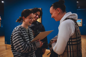 Drie lachende jongeren in het Van Gogh Museum. Foto: Jelle Draper