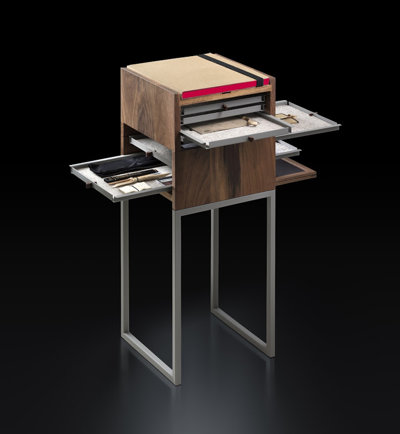 Foto van de kubus van walnotenhout waarin de schetsboeken in facsimile's worden geleverd