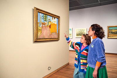 A girl points to Vincent van Gogh's painting The Bedroom in the Van Gogh Museum. Her mother is standing next to her, looking on. Photo: Suzanne Karsters