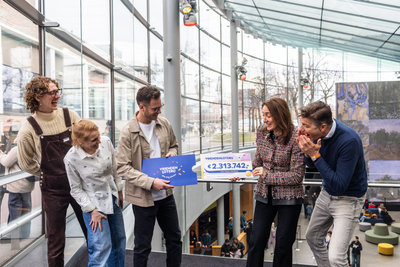 Directeur Emilie Gordenker neemt een cheque in ontvangst van de VriendenLoterij. Foto: Martine Berendsen