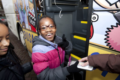 Een leerlinge van een Amsterdamse basisschool stapt vrolijk de Cultuurbus in. Foto: Ada Nieuwendijk