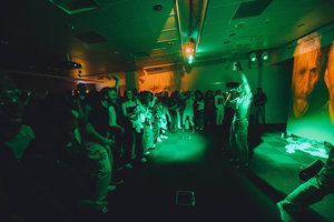 Een live-optreden tijdens Vincent op Vrijdag in het Van Gogh Museum. Foto: Jelle Draper