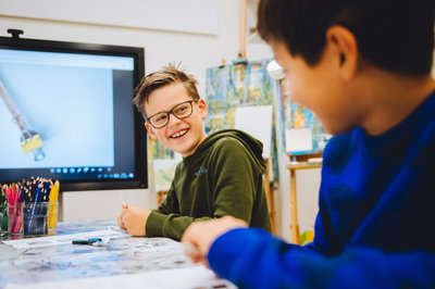 Twee jongens nemen deel aan de lessenreeks Masterminds & Masterpieces, Foto: Jelle Draper