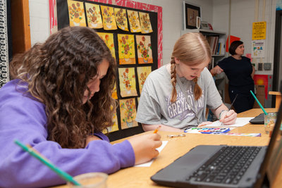 Leerlingen aan de slag met het Heart for Art lesprogramma. Foto: Ali Asher.