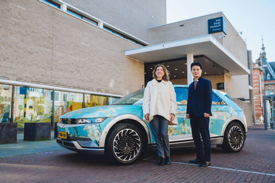 Emilie Gordenker, algemeen directeur van het Van Gogh Museum en JP Lee, president en CEO van Hyundai Motor Nederland voor de Hyundai IONIQ 5 gehuld in Amandelbloesem. Foto: Jelle Draper.