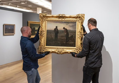 Het angelus', een van de bekendste werken van Millet, is gearriveerd in het Van Gogh Museum. Het schilderij beleeft vanaf 4 oktober zijn primeur in de tentoonstelling Jean-François Millet. Zaaier van de moderne kunst: het is voor het eerst in Nederland te zien. Foto: Jan-Kees Steenman/SeeItYourself