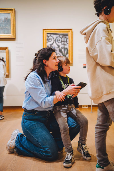 Een moeder en haar zoon beluisteren samen de audiotour in het Van Gogh Museum. Foto: Jelle Draper