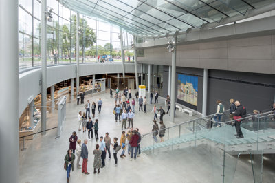 Museum Visitors in the Entrance Hall, photographer: Jan Kees Steenman.