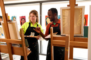 Deelnemers aan een schilderworkshop in het Van Gogh Museum bekijken elkaars werk. Foto: Suzanne Karsters