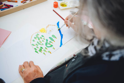 Deelnemer van de Hyundai x Van Gogh Connection Day tijdens de workshop leporello maken. Foto: Jelle Draper