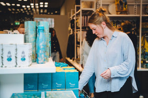 Een vrouw kijkt naar Amandelbloesem-producten in de winkel van het Van Gogh Museum. Foto:  Jelle Draper
