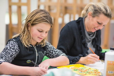 A girl and her mom are drawing and painting in the museum's workshop studio. Photo: Nina Albada Jelgersma