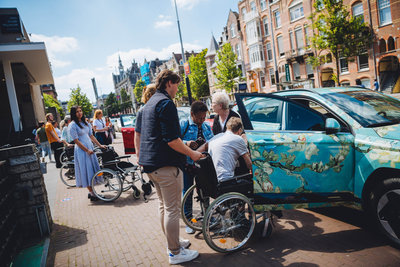 Residents and carers from care institution Cordaan travelled to the Van Gogh Museum in Hyundai electric cars. Photo: Jelle Draper