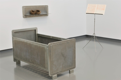 Pieter Laurens Mol, Overtreffend klaaglied, 1991 Verzinkte staalconstructies (bed, wandschap en statief), loodmenie op muziekpapier, boekdruk op stofomslag, 2 merelnesten, Stedelijk van Abbemuseum, Eindhoven