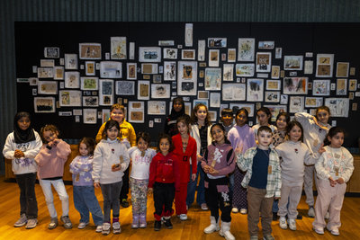 Kinderen uit twee Amsterdamse asielzoekerscentra laten trots hun kunstwerken zien tijdens de opening van hun expositie in het Van Gogh Museum. Deze expo is een samenwerking tussen het Van Gogh Museum en Stichting De Vrolijkheid. Foto: Petra Katanic