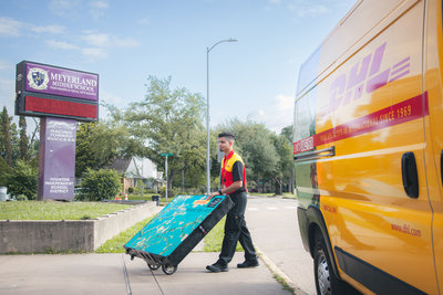DHL bezorger levert Van Gogh pakket. Foto: Ali Asher Photography.