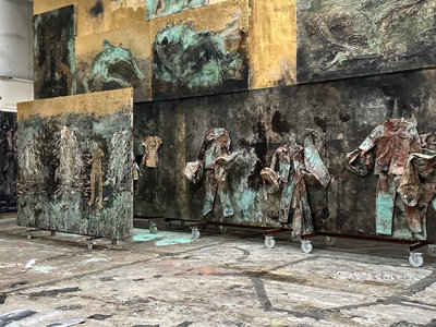 Anselm Kiefer, Detail van 'Sag mir wo die Blumen sind', 2024, emulsie, olie, acryl, schellak, bladgoud, sediment van elektrolyse, klei, gedroogde bloemen, stro, stof, staal, houtskool en collage van canvas op canvas. Copyright: Anselm Kiefer. Foto: Nina Slavcheva