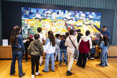 Kinderen kijken naar kunst in 'Kunst kijken met Vincent' Fotograaf: Petra Katanic voor De Vrolijkheid'