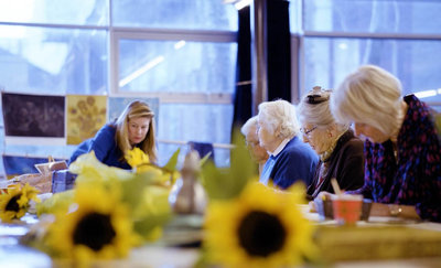 Afbeelding uit de video over het seniorenprogramma Van Gogh Ontmoet van het Van Gogh Museum, met een workshop op locatie in Amsterdam