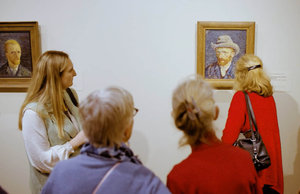 Videostill uit de video over het ouderenprogramma van het Van Gogh Museum: enkele senioren kijken naar het zelfportret met vilthoed van Vincent van Gogh tijdens de rondleiding