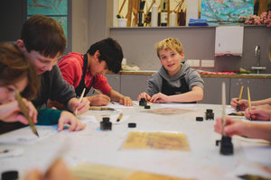 Kinderen tekenen met inkt in een workshop in het Van Gogh Museum. Foto: David Stegenga