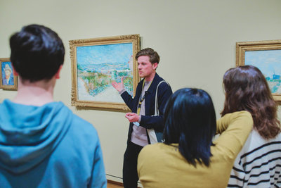  Tijdens een rondleiding in het Van Gogh Museum geeft museumdocent Tyas Leeuwerink uitleg aan een schoolklas bij het schilderij Montmartre: achter de Moulin de la Galette van Vincent van Gogh. Foto: David Stegenga