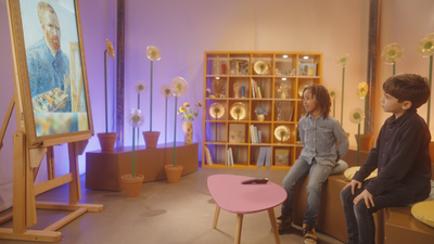 Beeld uit de video Ik zie ik zie wat jij niet ziet: twee jongens kijken naar het schilderij Zelfportret als schilder van Vincent van gogh