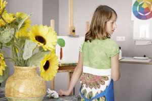 Foto van een meisje tijdens de schilderworkshop voor kinderen