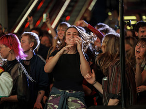 Dansende mensen in het Atrium van het Van Gogh Museum tijdens Vincent op Vrijdag. Foto: Les Adu 