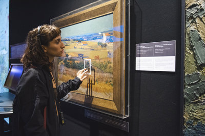 Vrouw bekijkt een Museum Edition in de Meet Vincent van Gogh Experience