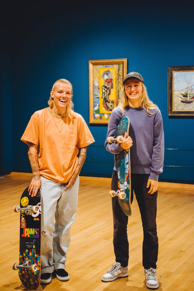 Olympische sporters Candy Jacobs en Keet Oldenbeuving in het Van Gogh Museum bij het werk Courtisane (naar Eisen) (1887). Foto: Jelle Draper