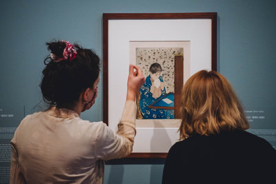 Twee vrouwen kijken naar de prent De brief (The Letter) van Mary Cassatt. Foto: Jelle Draper