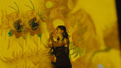 Vrouw danst met Van Goghs zonnebloemen op de achtergrond