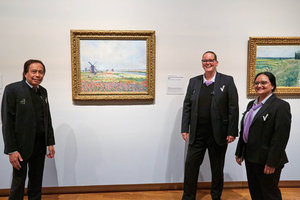 Drie beveiligers staan bij het schilderij Papaverveld van Monet in de tentoonstelling Vive l'impressionnisme! in het Van Gogh Museum. Foto: Michael Floor