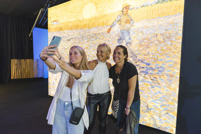 Drie vrouwen nemen een selfie in de Meet Vincent van Gogh Experience