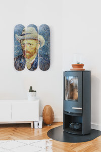 The Skateroom x Van Gogh Museum® Triptiek, Zelfportret met grijze vilthoed  Set van 3 skateboards • Elk deck heeft een afmeting van 81 x 20,5 cm • Inclusief ophangsysteem en uitgebreide instructie.